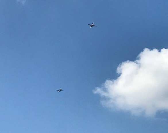 Шифер с крыши слетел: штурмовики Су-25 ВВС Украины на бреющем полёте пугают Мариуполь (ФОТО, ВИДЕО) | Русская весна