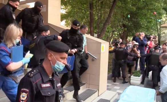 СРОЧНО: Ефремова вынесли из здания суда на носилках (ФОТО, ВИДЕО) | Русская весна