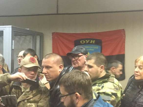 Сторонники главаря ОУН заблокировали зал суда в Киеве и не дают вывезти его в СИЗО (ФОТО, ВИДЕО) | Русская весна