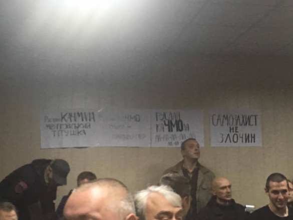 Сторонники главаря ОУН заблокировали зал суда в Киеве и не дают вывезти его в СИЗО (ФОТО, ВИДЕО) | Русская весна