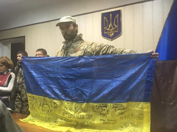 Сторонники главаря ОУН заблокировали зал суда в Киеве и не дают вывезти его в СИЗО (ФОТО, ВИДЕО) | Русская весна