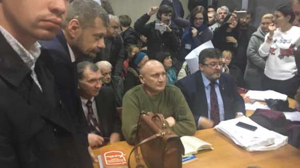 Сторонники главаря ОУН заблокировали зал суда в Киеве и не дают вывезти его в СИЗО (ФОТО, ВИДЕО) | Русская весна