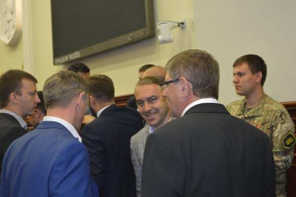 Политика по-украински: депутаты-«свободовцы» заблокировали трибуну Киевсовета (ФОТО) | Русская весна