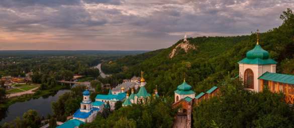 Мы вернёмся: над оккупированным Святогорском взвилось красное знамя Победы (ВИДЕО) | Русская весна
