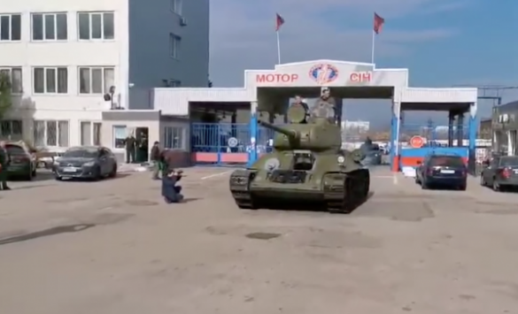 В Запорожье восстановили легендарный танк, чтобы он возглавил парад на День Победы (ФОТО, ВИДЕО) | Русская весна