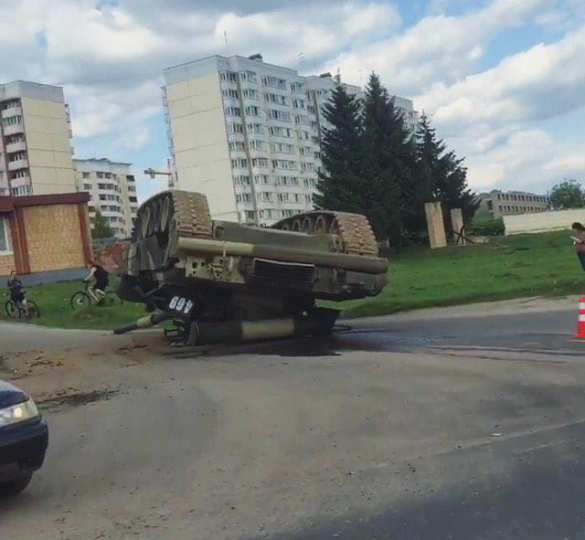 Танк Т-80 упал и перевернулся в Подмосковье (ВИДЕО, ФОТО) | Русская весна