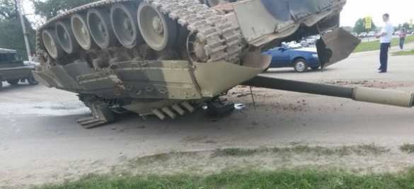 Танк Т-80 упал и перевернулся в Подмосковье (ВИДЕО, ФОТО) | Русская весна