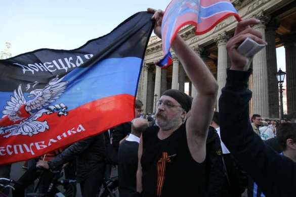 Санкт-Петербург В знак протеста против так называемого «марша мира» жители центра Москвы вывесили в окнах флаги ДНР и ЛНР (фото, видео) | Русская весна