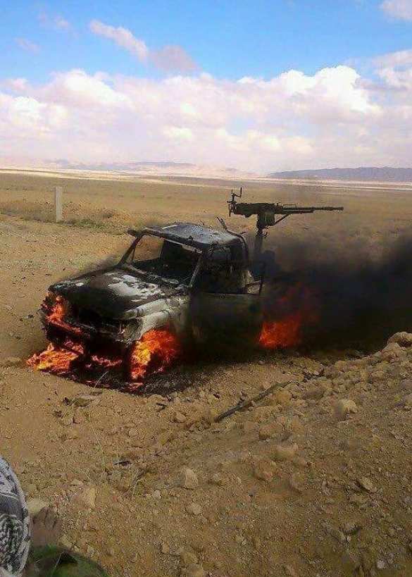 Трупы и сожженная техника ИГИЛ заполняют пустыню у Пальмиры и Карьятейна (ФОТО 18+) | Русская весна