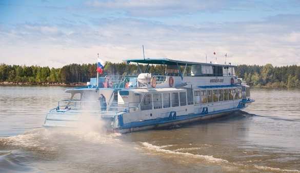 Экипаж теплохода спас судно с 50 пассажирами, нёсшееся на камни на Оби | Русская весна