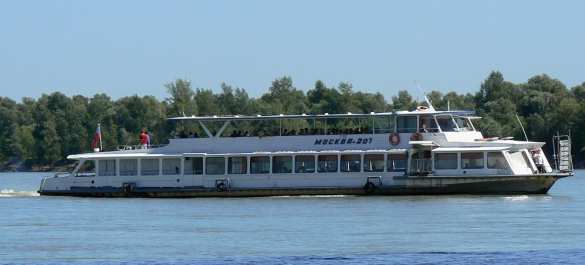 Экипаж теплохода спас судно с 50 пассажирами, нёсшееся на камни на Оби | Русская весна