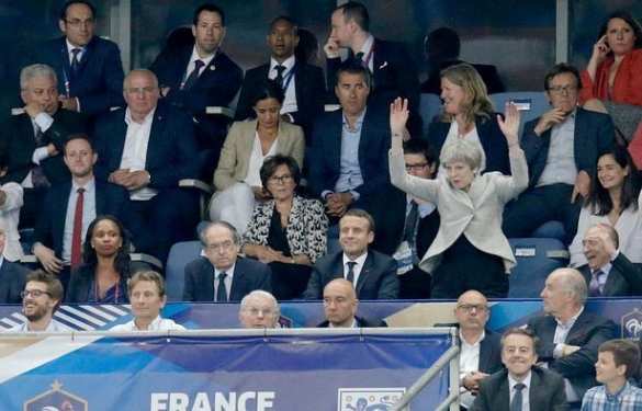 В Сети потешаются над заторможенной реакцией премьера Британии на футбольном матче (ФОТО, ВИДЕО) | Русская весна