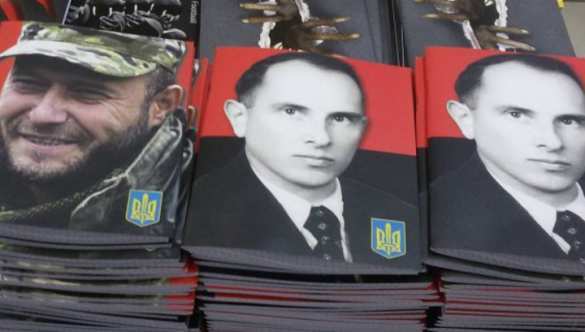 Нацизм со школьной скамьи: тетради с Бандерой и Ярошем пользуются большим спросом в запорожских супермаркетах (ФОТОФАКТ) | Русская весна