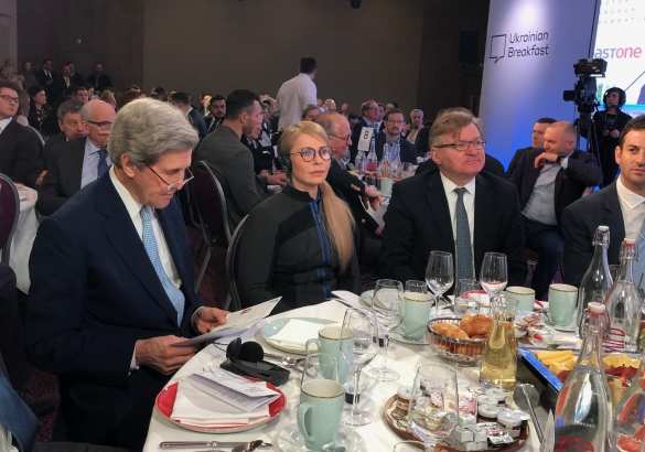 Пока Порошенко ругал Тимошенко, она ела йогурт: украинская политкомедия в Давосе (+ФОТО, ВИДЕО) | Русская весна