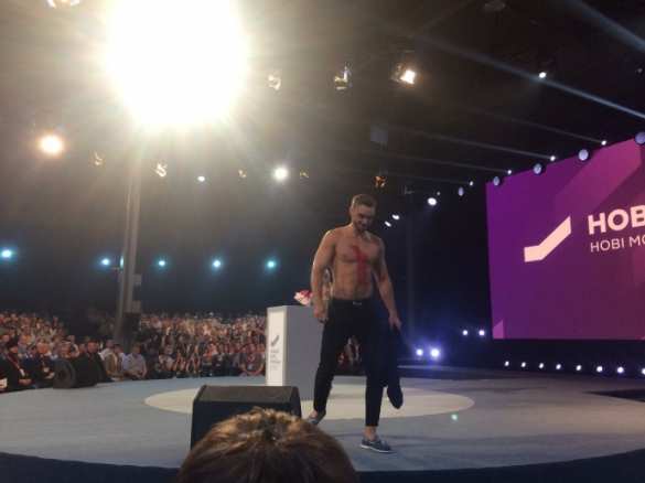 Скандал: Мужчина разделся перед Тимошенко и показал, куда ведёт «новый курс Украины» (ФОТО, ВИДЕО) | Русская весна