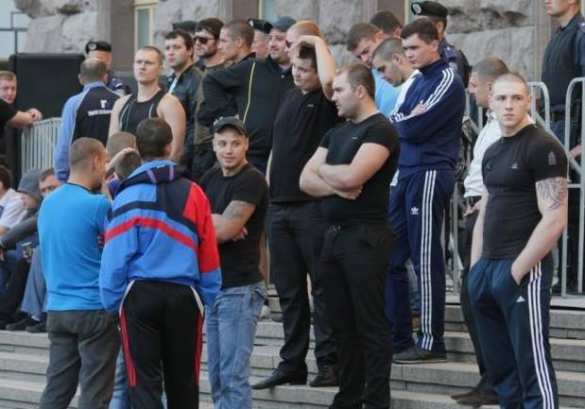 Выборы в Чернигове закончились, стороны готовы к решающей битве: экзит-пулы дали противоположные результаты, на концерт свезли «титушек», а к зданию комиссии — спецназ (фотофакт) | Русская весна