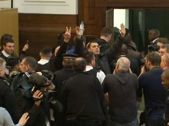 Сторонники Трампа ворвались на выступление мэра Лондона, угрожая арестом (ФОТО) | Русская весна