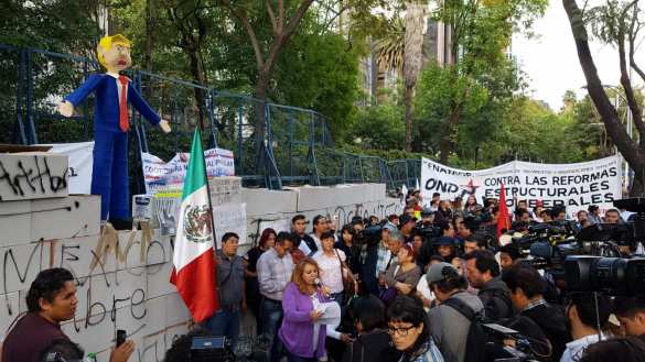 В Мексике противники Трампа построили «стену» из коробок у посольства США (ФОТО, ВИДЕО) | Русская весна