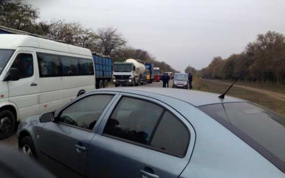 Возмущенные рейдерством фермеры перекрыли трассу «Днепропетровск — Кривой Рог» (ФОТО) | Русская весна