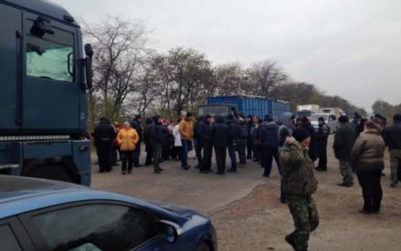 Возмущенные рейдерством фермеры перекрыли трассу «Днепропетровск — Кривой Рог» (ФОТО) | Русская весна