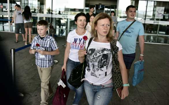 Российских туристов встретили с цветами и тортом в турецком аэропорту (ФОТО) | Русская весна