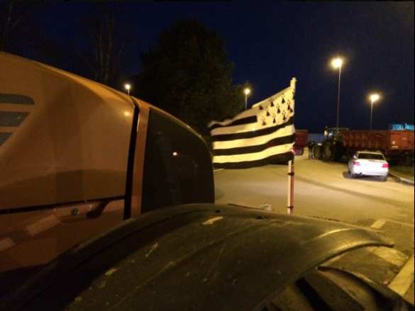 Кучи навоза и горящее сено: французские фермеры требуют отмены антироссийских санкций (ФОТО, ВИДЕО) | Русская весна