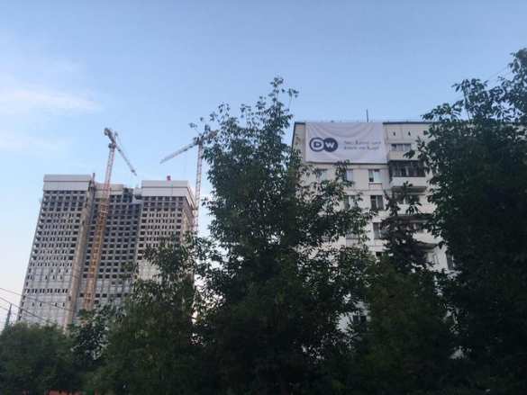 «Люди, вы больные» — у здания консульства ФРГ вывесили баннер (ФОТО) | Русская весна