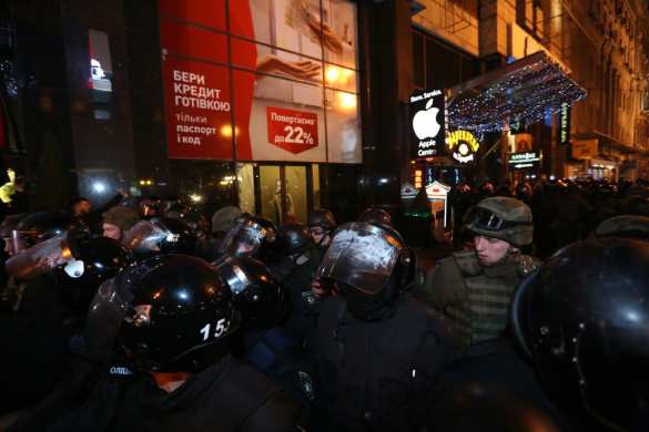 МОЛНИЯ: толпа с Майдана громит «Альфа-банк» в Киеве (+ФОТО, ВИДЕО) | Русская весна