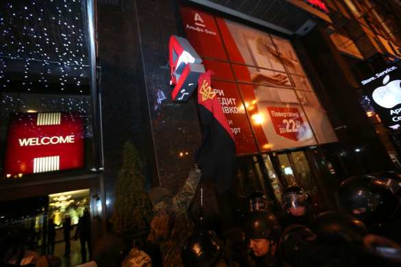 МОЛНИЯ: толпа с Майдана громит «Альфа-банк» в Киеве (+ФОТО, ВИДЕО) | Русская весна