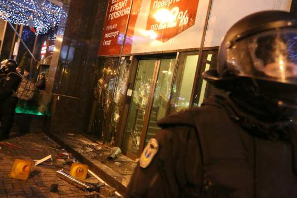 МОЛНИЯ: толпа с Майдана громит «Альфа-банк» в Киеве (+ФОТО, ВИДЕО) | Русская весна