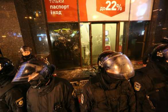 МОЛНИЯ: толпа с Майдана громит «Альфа-банк» в Киеве (+ФОТО, ВИДЕО) | Русская весна