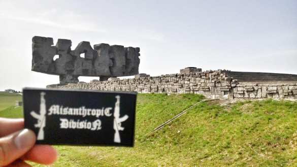 Двое украинцев арестованы в Польше за «зиги» в концлагере Майданек (ФОТО) | Русская весна