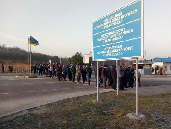 Беспорядки на украинско-польской границе: митингующие перекрыли подходы к КПП (ФОТО, ВИДЕО) | Русская весна