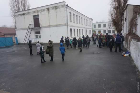 Учительница с гранатой: под Одессой эвакуировали школу (ФОТО) | Русская весна