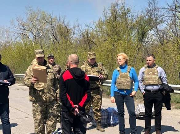 ЛНР передала Украине 60 осуждённых (ФОТО, ВИДЕО) | Русская весна