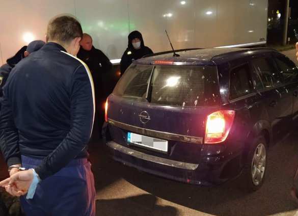 Прорывался через границу: Украинец протаранил шлагбаум на КПП и травмировал пограничника (ФОТО, ВИДЕО) | Русская весна