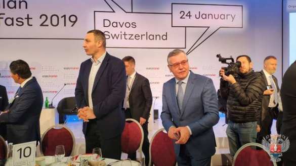 Пока Порошенко ругал Тимошенко, она ела йогурт: украинская политкомедия в Давосе (+ФОТО, ВИДЕО) | Русская весна