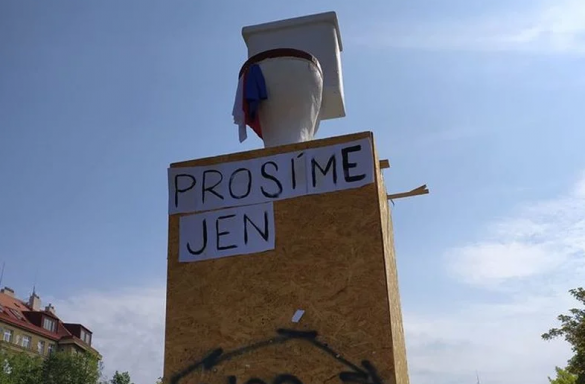 Фекалии вместо мозгов: В Праге на постамент памятника Коневу поставили унитаз (ФОТО) | Русская весна