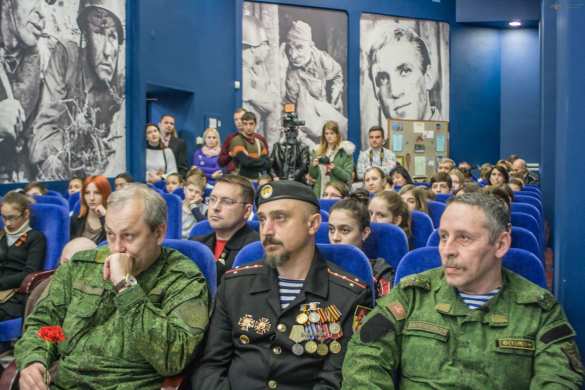 Донбасс помнит: на уроке мужества детям рассказали об Арсене Павлове (ФОТО) | Русская весна