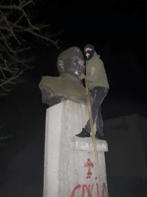 Под Черниговом нацисты напали на памятник Ватутину (ФОТО) | Русская весна