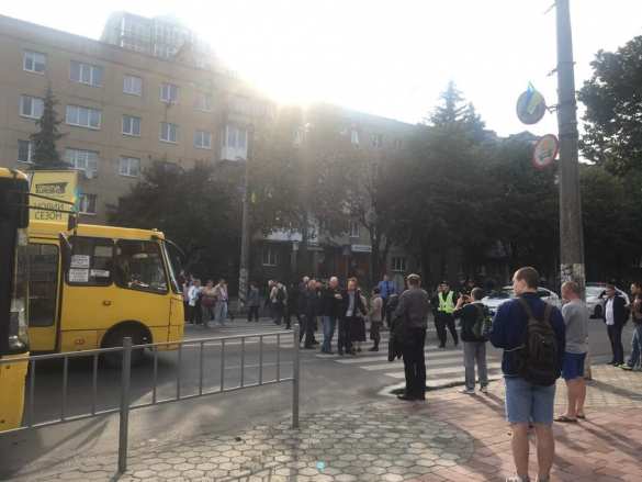 В Ивано-Франковске работники спиртзавода перекрыли дорогу (ФОТО) | Русская весна