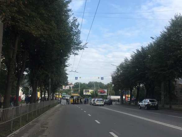 В Ивано-Франковске работники спиртзавода перекрыли дорогу (ФОТО) | Русская весна