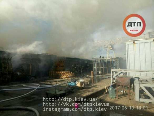 В Киеве загорелся рынок (ФОТО) | Русская весна