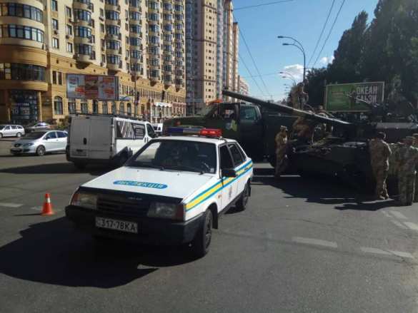 В центре Киева заглох и задымился танк, который ехал на генрепетицию парада (ФОТО, ВИДЕО) | Русская весна