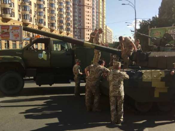 В центре Киева заглох и задымился танк, который ехал на генрепетицию парада (ФОТО, ВИДЕО) | Русская весна