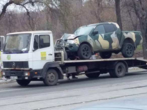 В Мариуполе трамвай «атаковал» автомобиль боевиков «Азова» (ФОТО) | Русская весна