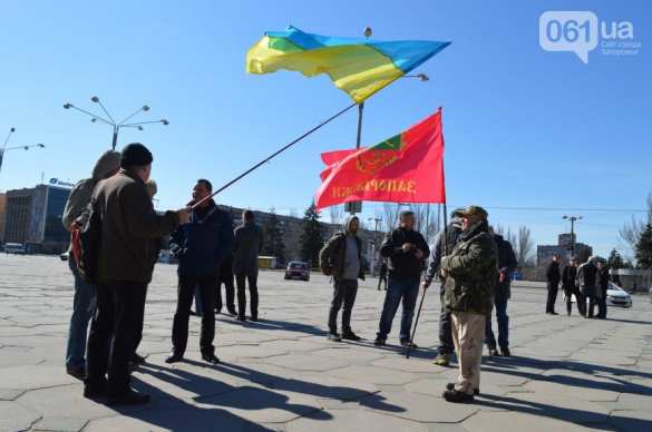 В Запорожье «Правый сектор» порвал портрет Порошенко (ФОТО, ВИДЕО) | Русская весна