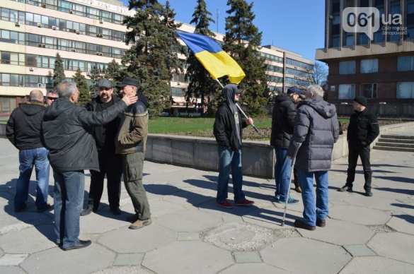 В Запорожье «Правый сектор» порвал портрет Порошенко (ФОТО, ВИДЕО) | Русская весна