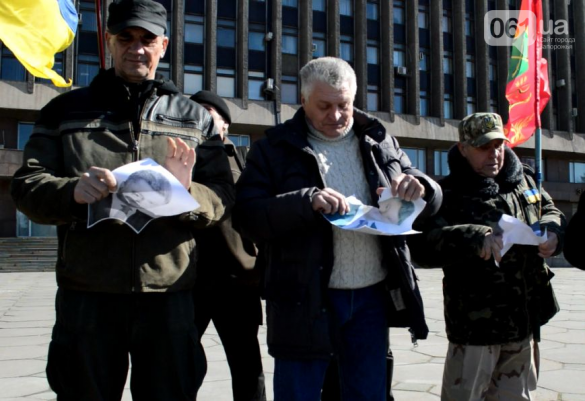 В Запорожье «Правый сектор» порвал портрет Порошенко (ФОТО, ВИДЕО) | Русская весна