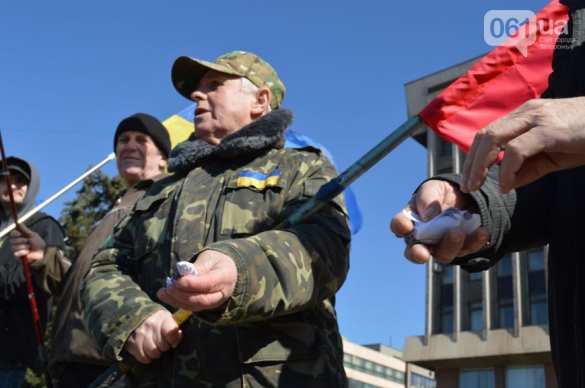 В Запорожье «Правый сектор» порвал портрет Порошенко (ФОТО, ВИДЕО) | Русская весна